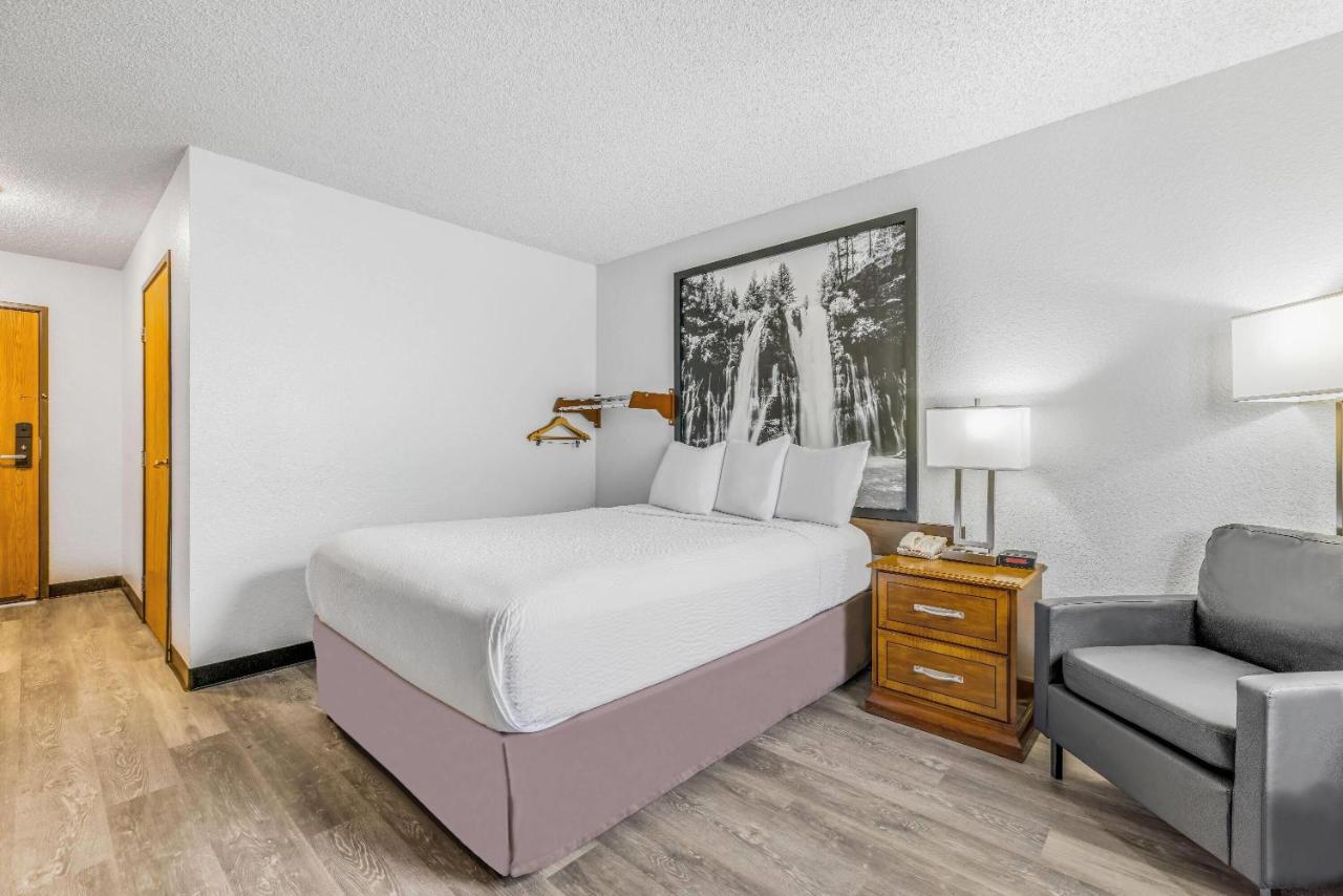 Queen Room - Mobility Access/Non-Smoking at Super 8 by Wyndham Arcata