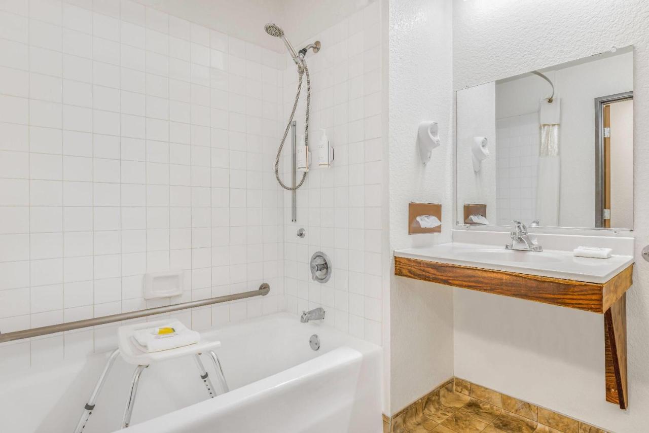 Queen Room - Mobility Access/Non-Smoking at Super 8 by Wyndham Arcata