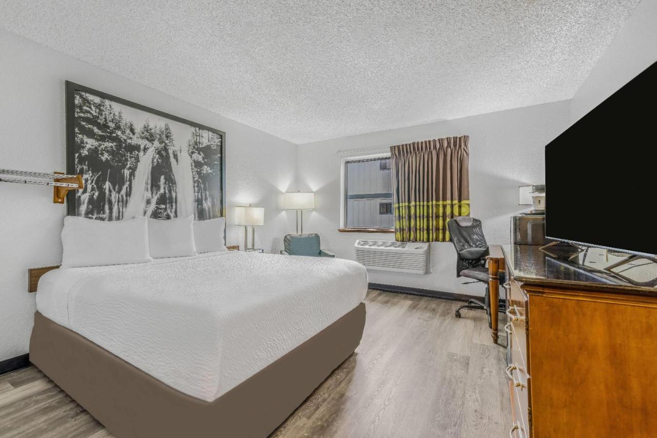 Queen Room - Mobility Access/Non-Smoking at Super 8 by Wyndham Arcata