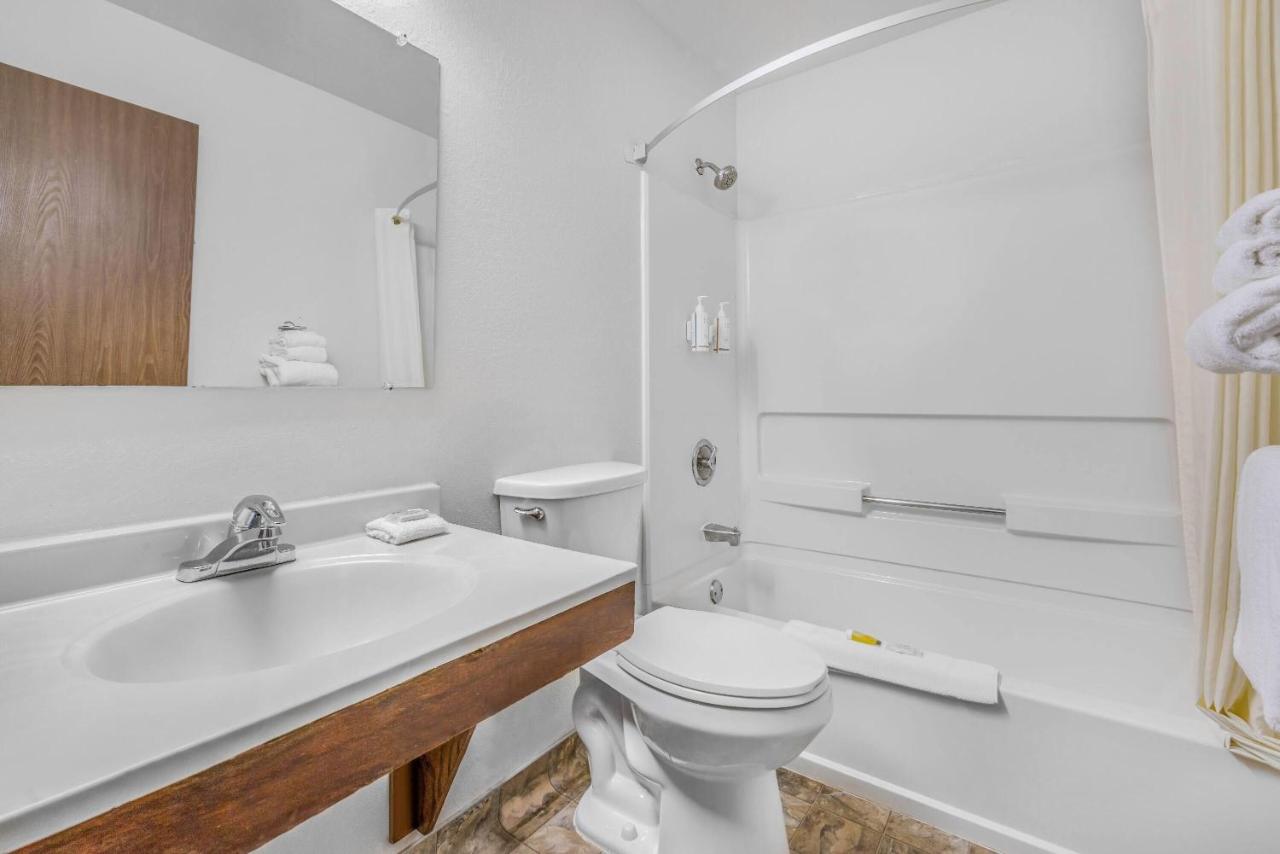 King Room - Non-Smoking at Super 8 by Wyndham Arcata