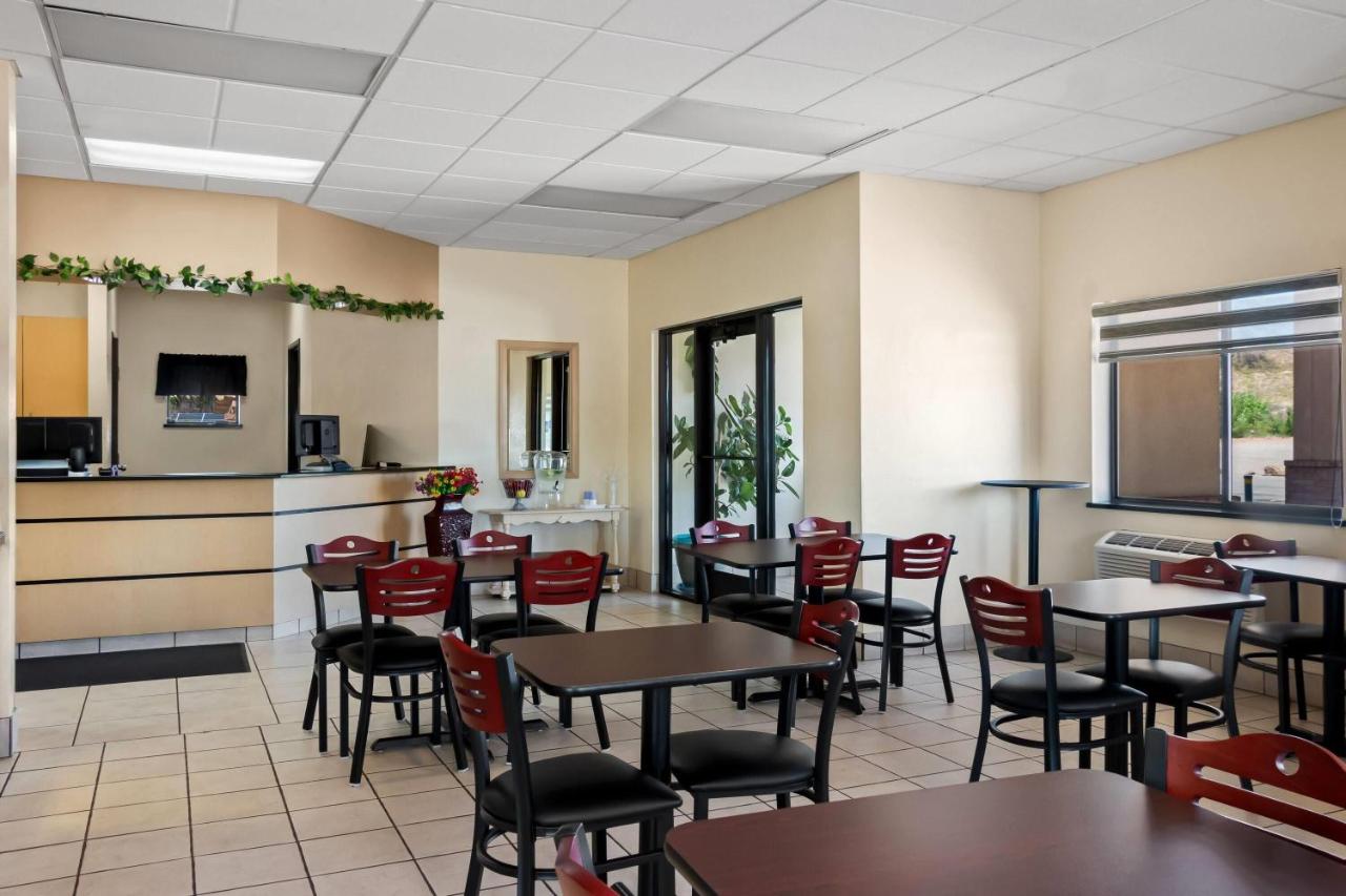 | Super 8 by Wyndham Santa Rosa