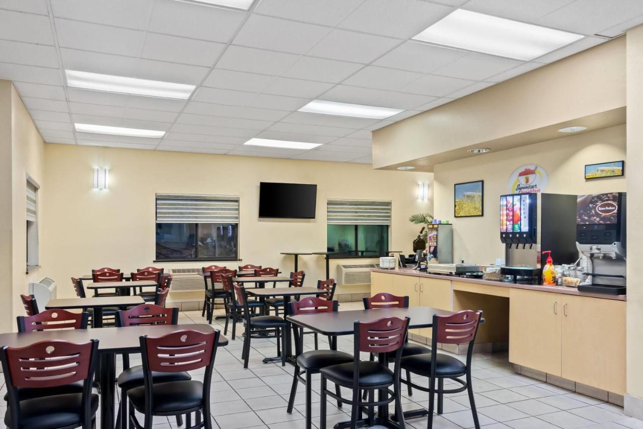 | Super 8 by Wyndham Santa Rosa