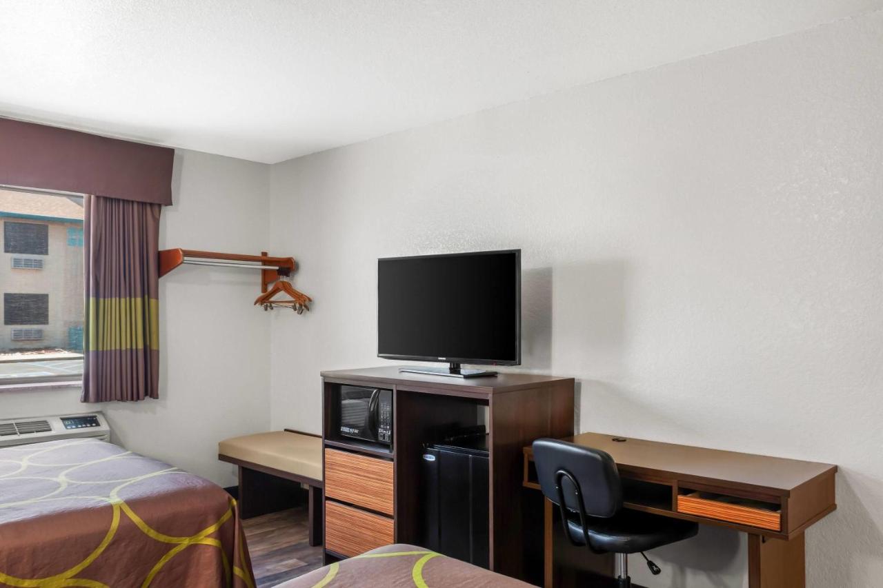 | Super 8 by Wyndham Santa Rosa