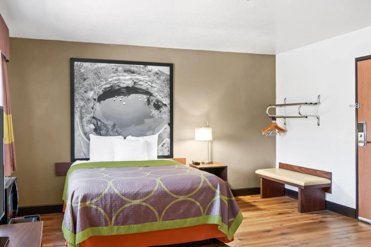 | Super 8 by Wyndham Santa Rosa