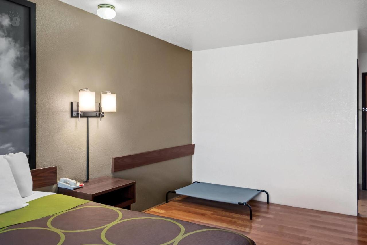 | Super 8 by Wyndham Santa Rosa