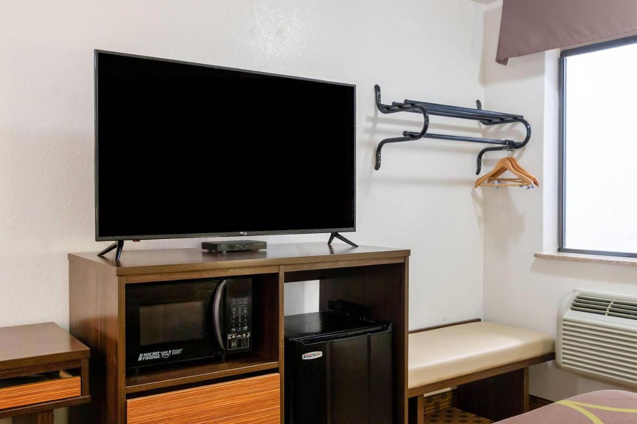 | Super 8 by Wyndham Santa Rosa