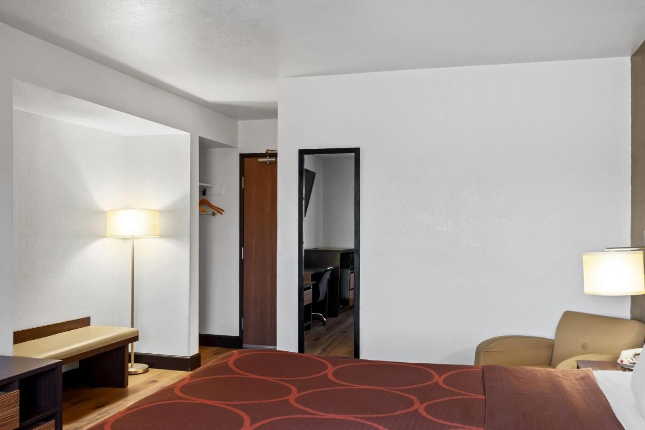 | Super 8 by Wyndham Santa Rosa