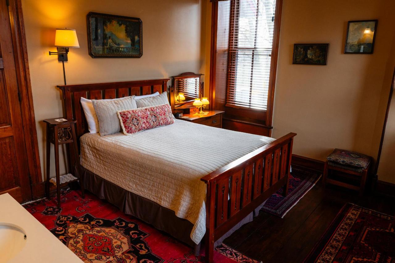 | Gifford-Risley House Bed and Breakfast