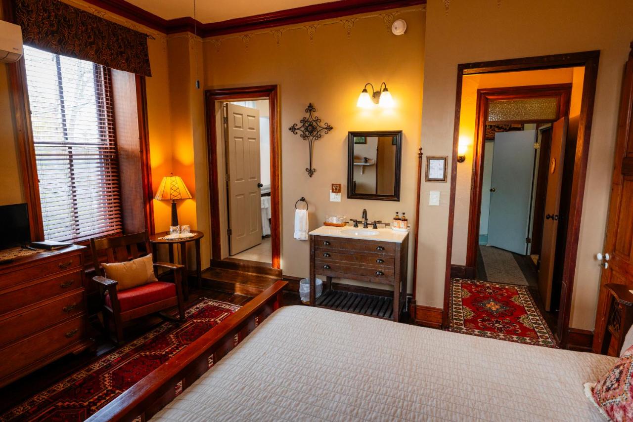 | Gifford-Risley House Bed and Breakfast