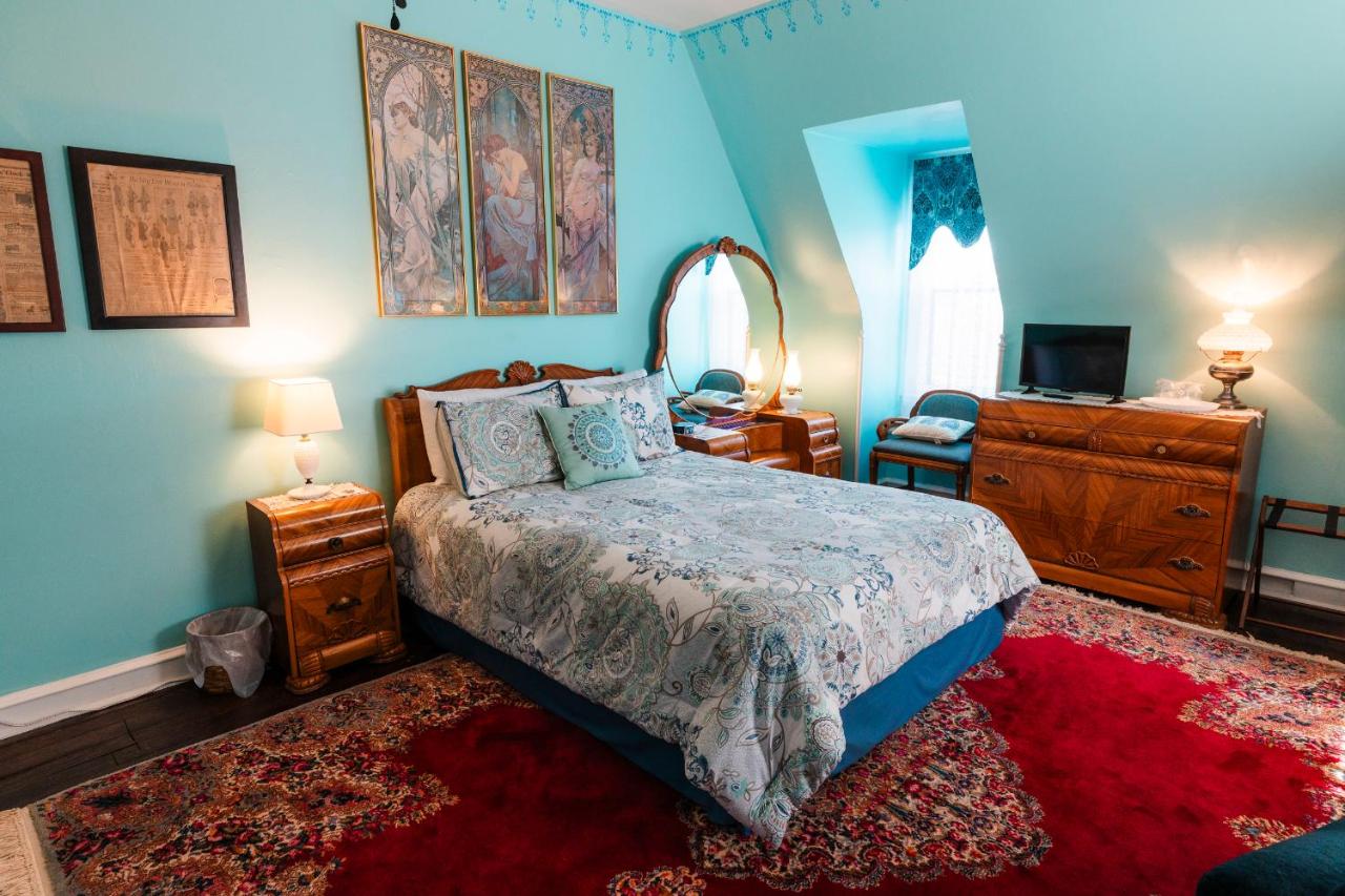 | Gifford-Risley House Bed and Breakfast
