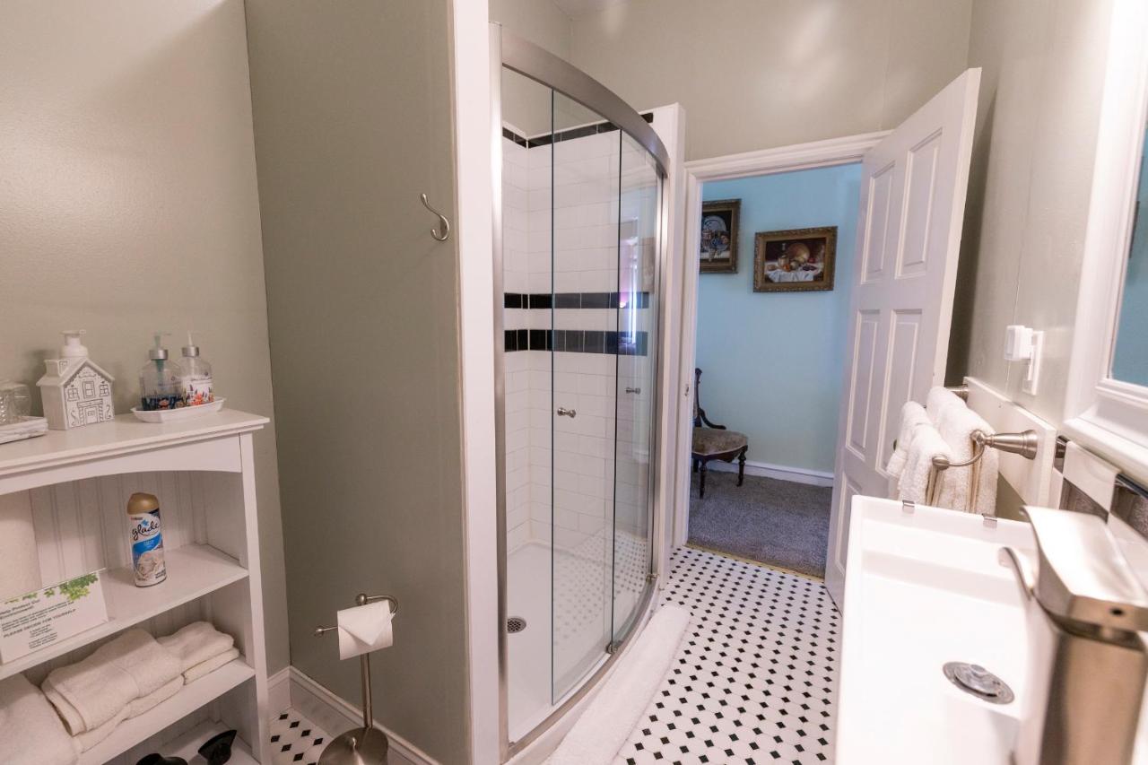 | Gifford-Risley House Bed and Breakfast