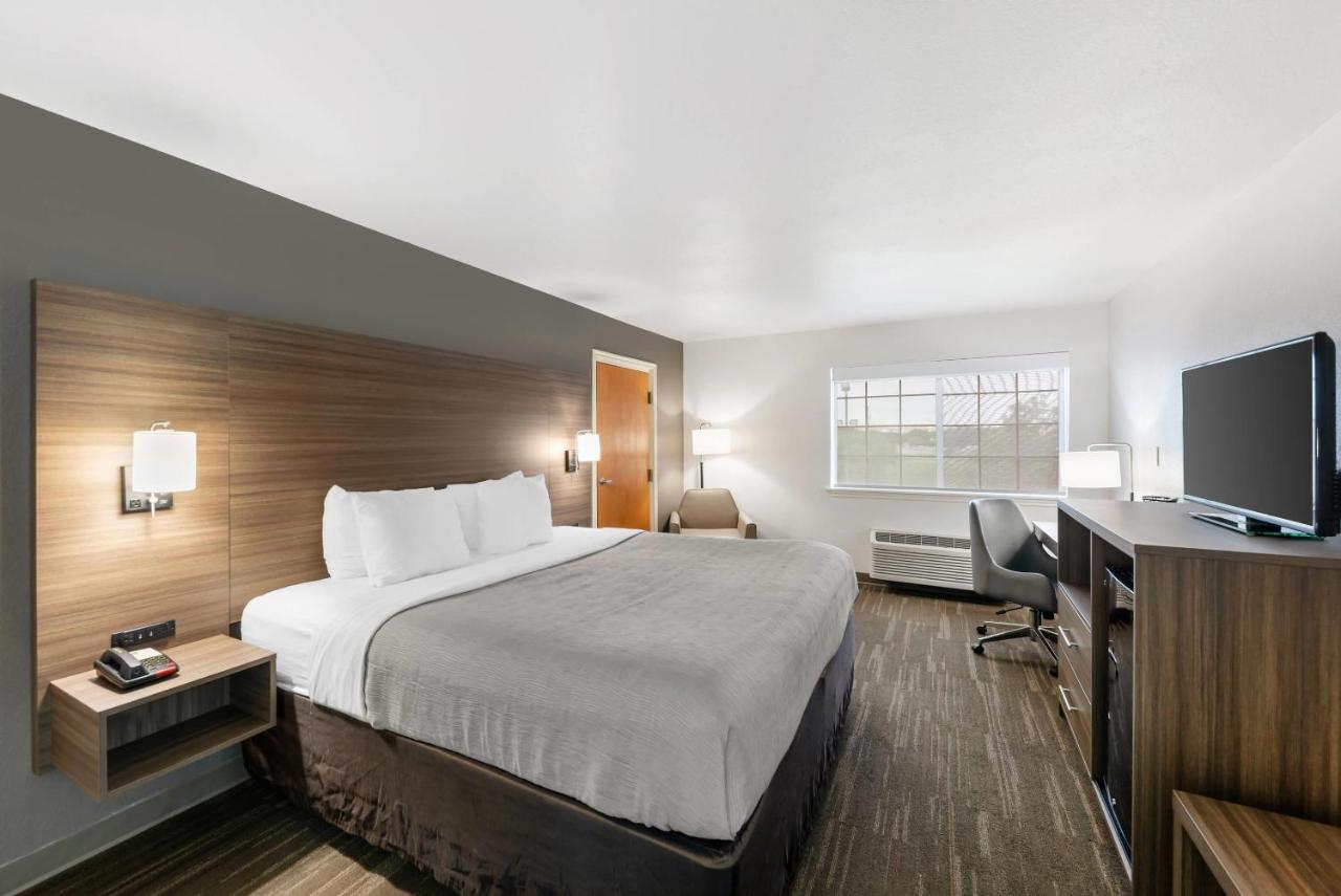 King Room at Quality Inn near SeaWorld - Lackland