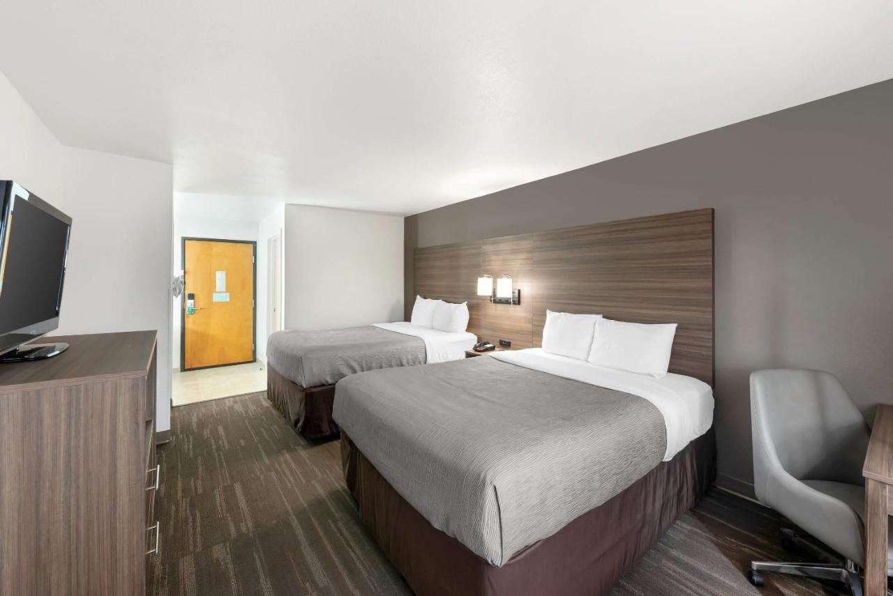 King and Queen Room at Quality Inn near SeaWorld - Lackland