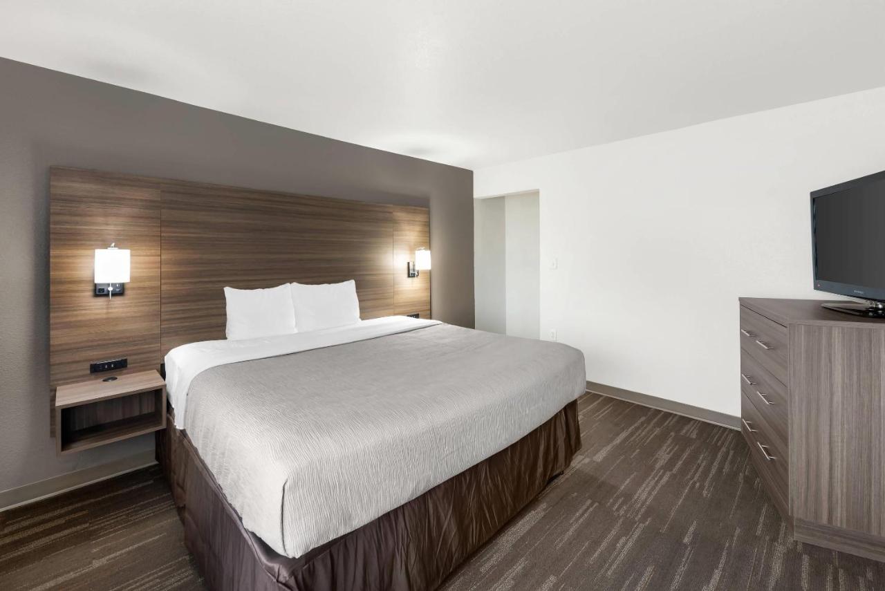 King and Queen Room at Quality Inn near SeaWorld - Lackland