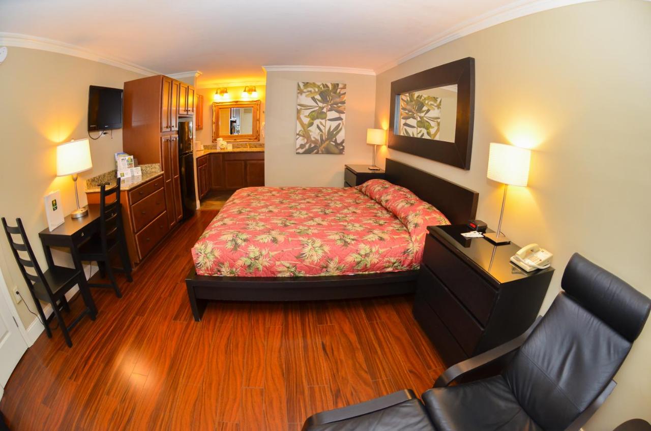 Standard King Room at Gulfcoast Inn Naples
