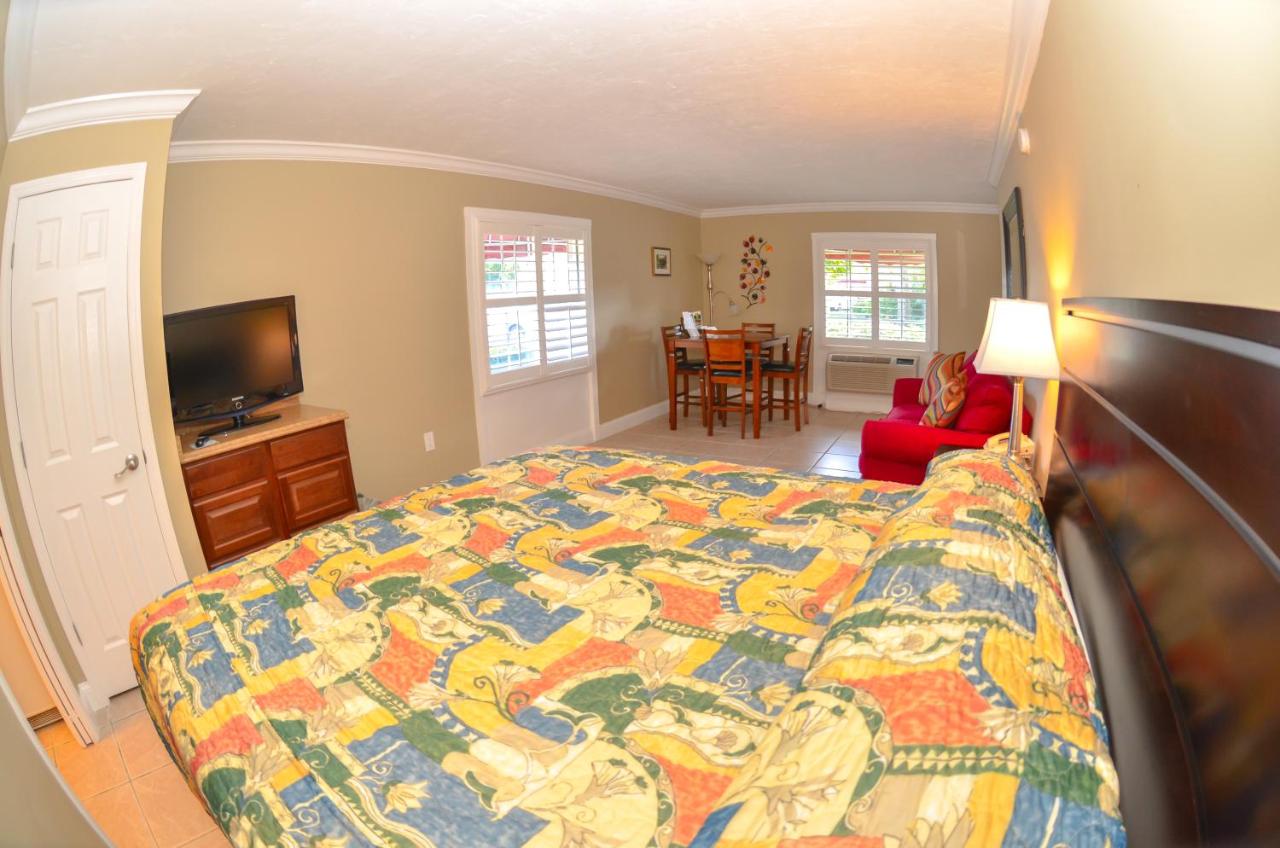 Standard King Room at Gulfcoast Inn Naples
