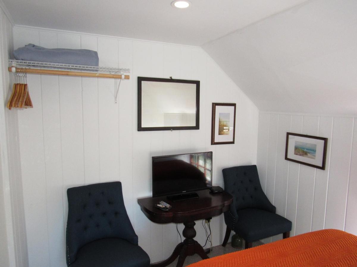 Budget Double Room with Shared Bathroom at The Masthead Resort