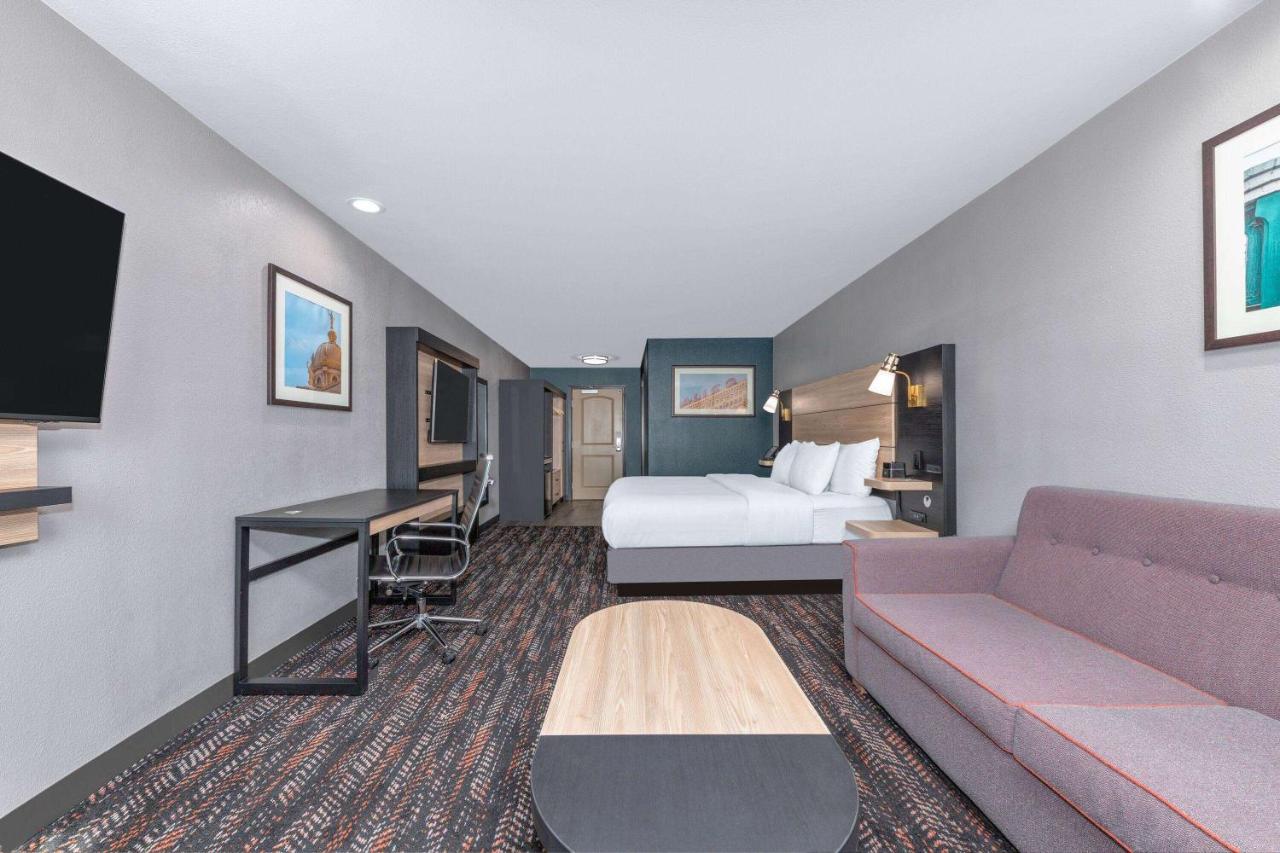 Executive King Room at La Quinta Inn & Suites by Wyndham Woodway - Waco South