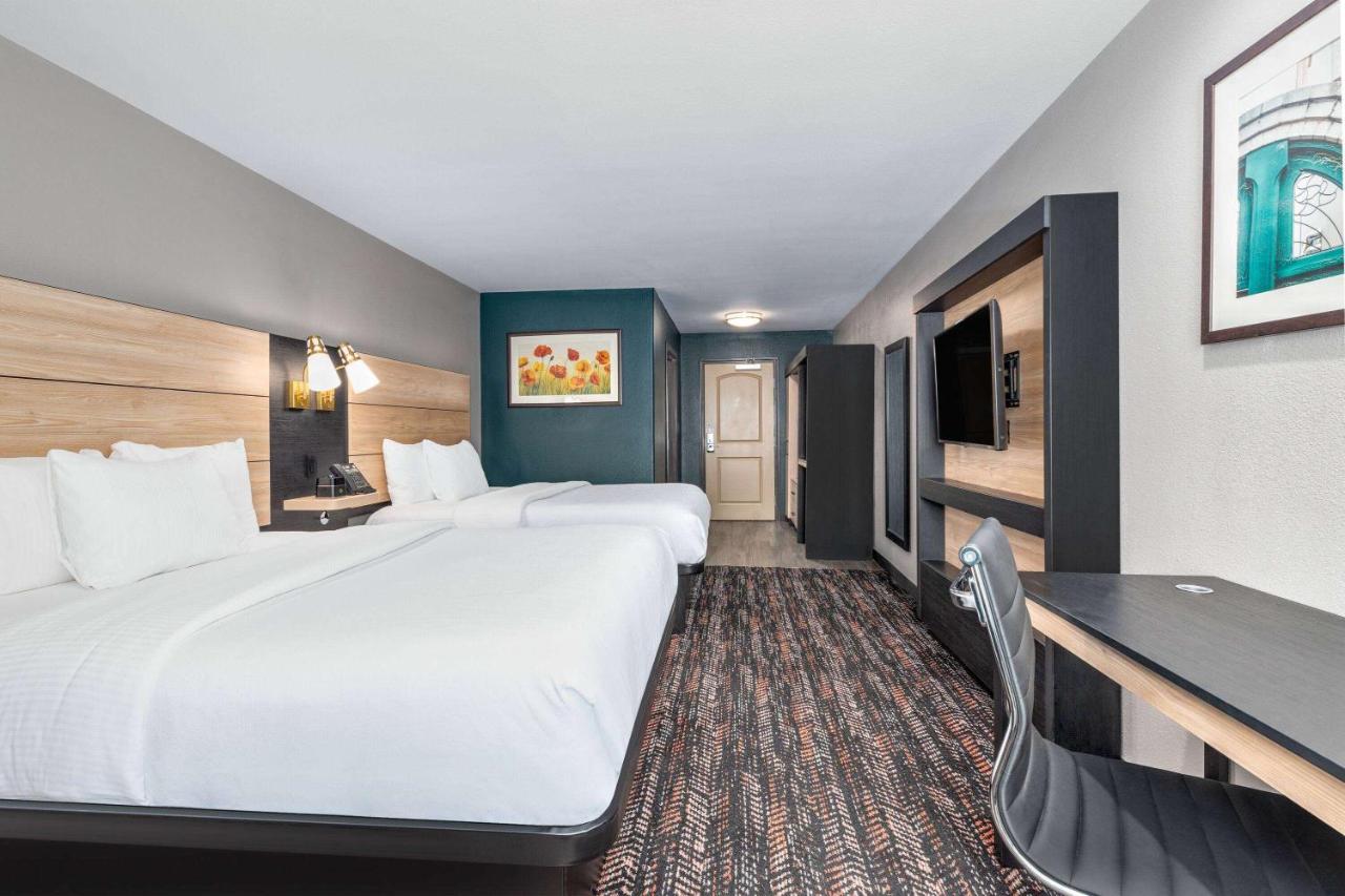 Deluxe Queen Room with Two Queen Beds at La Quinta Inn & Suites by Wyndham Woodway - Waco South