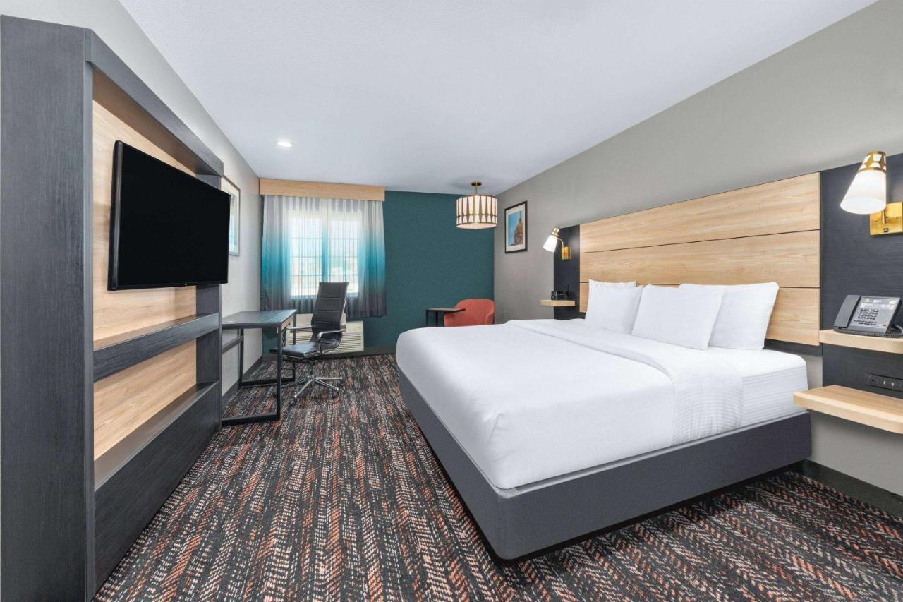 Deluxe King Room at La Quinta Inn & Suites by Wyndham Woodway - Waco South