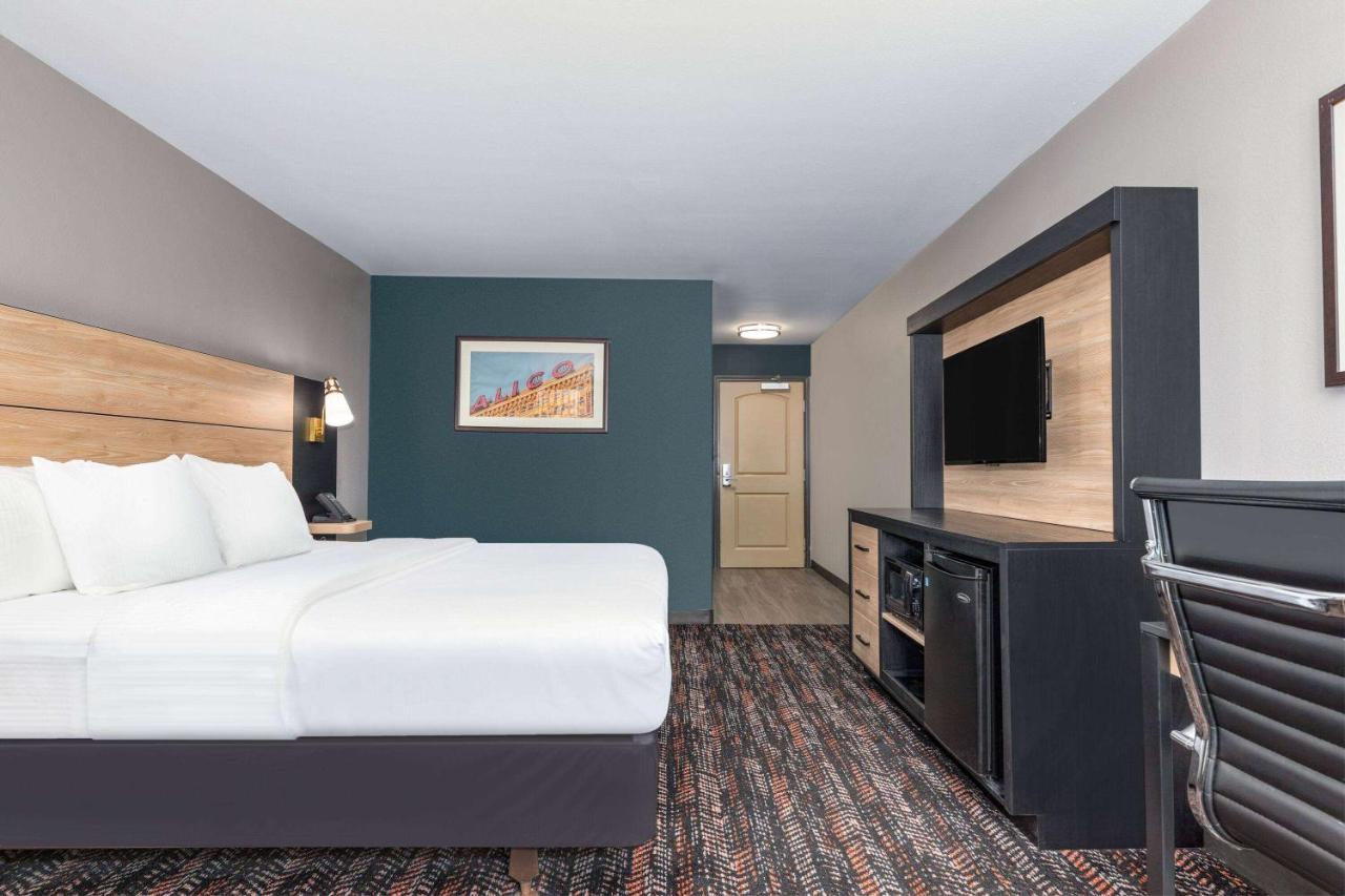 1 King Bed, Mobility/Hearing Accessible Room, Bathtub w/ Grab Bars, Non-Smoking at La Quinta Inn & Suites by Wyndham Woodway - Waco South