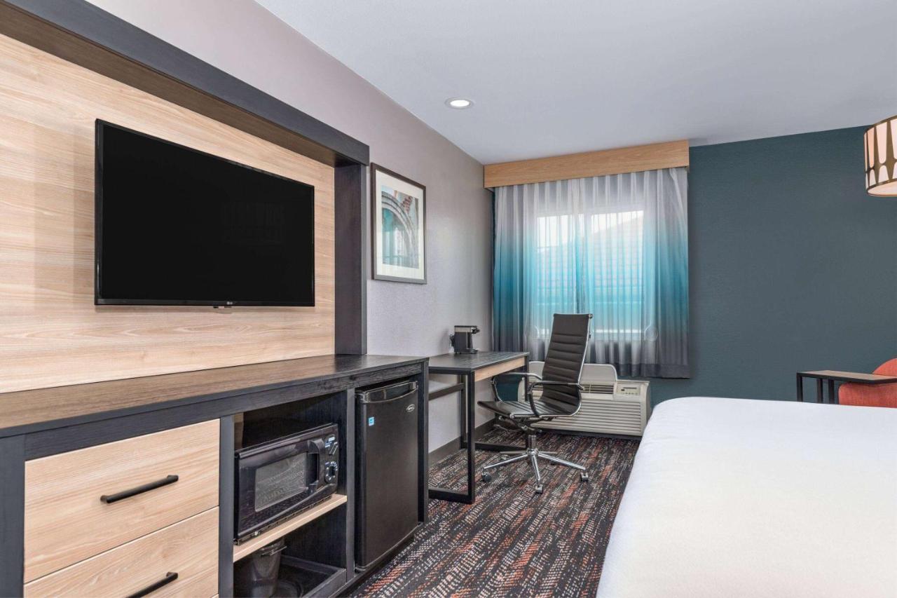 1 King Bed, Mobility/Hearing Accessible Room, Bathtub w/ Grab Bars, Non-Smoking at La Quinta Inn & Suites by Wyndham Woodway - Waco South