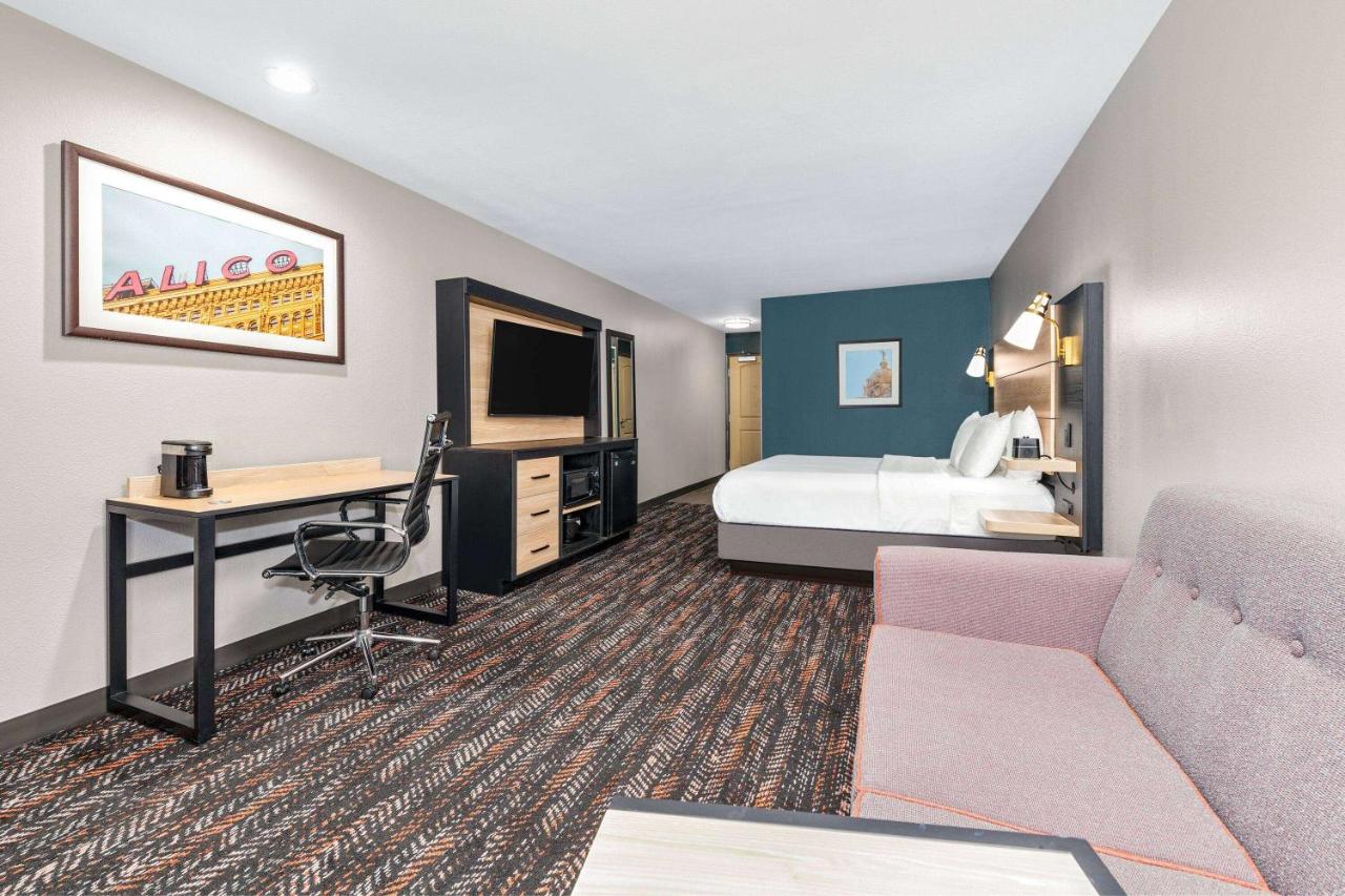 1King Bed, Deluxe Mobility/Hearing Access Exec Room, Tub w/Grab Bars, No Smoking at La Quinta Inn & Suites by Wyndham Woodway - Waco South