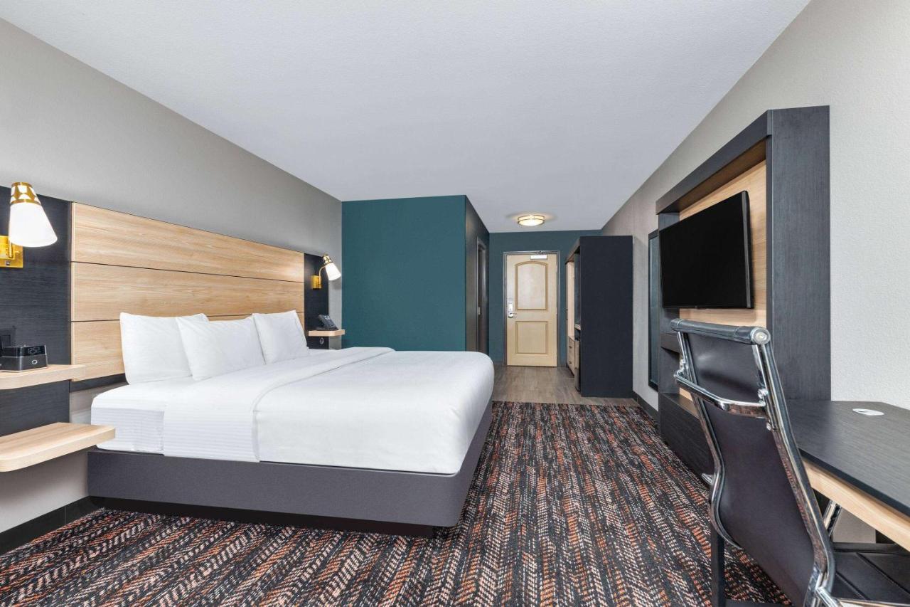 Deluxe King Room at La Quinta Inn & Suites by Wyndham Woodway - Waco South