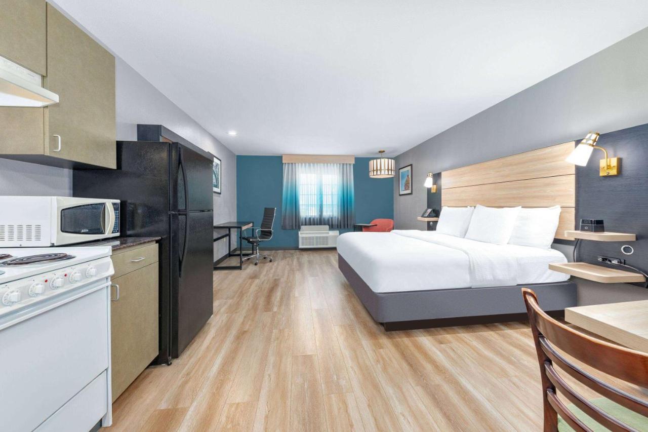 King Apartment - Non-Smoking at La Quinta Inn & Suites by Wyndham Woodway - Waco South