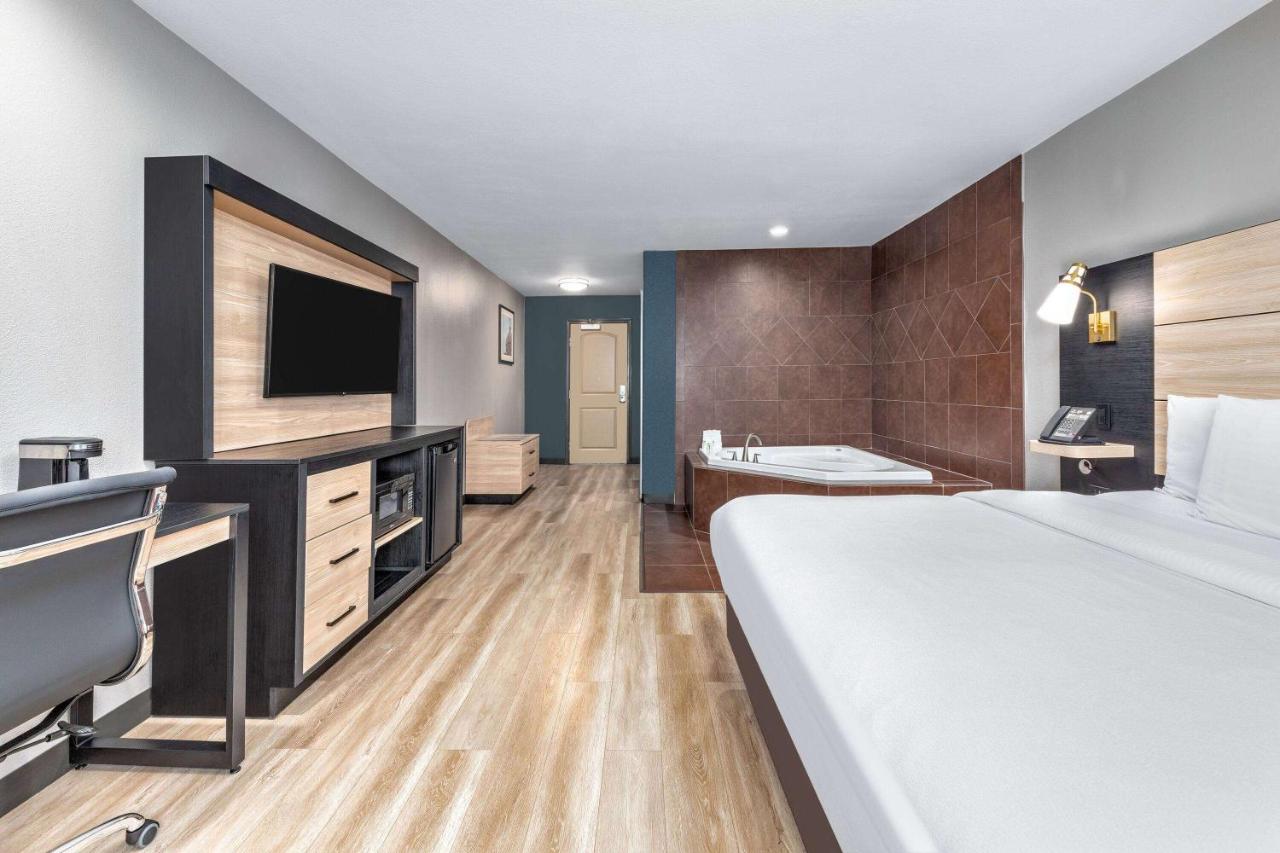 Deluxe King Suite - Non-Smoking at La Quinta Inn & Suites by Wyndham Woodway - Waco South