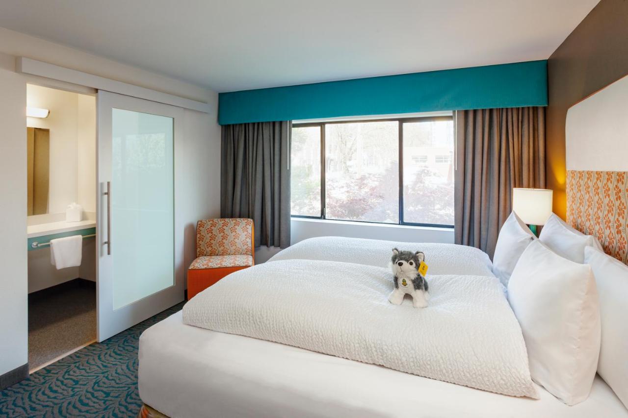 Traditional Queen Room at Staypineapple, University Inn, University District Seattle