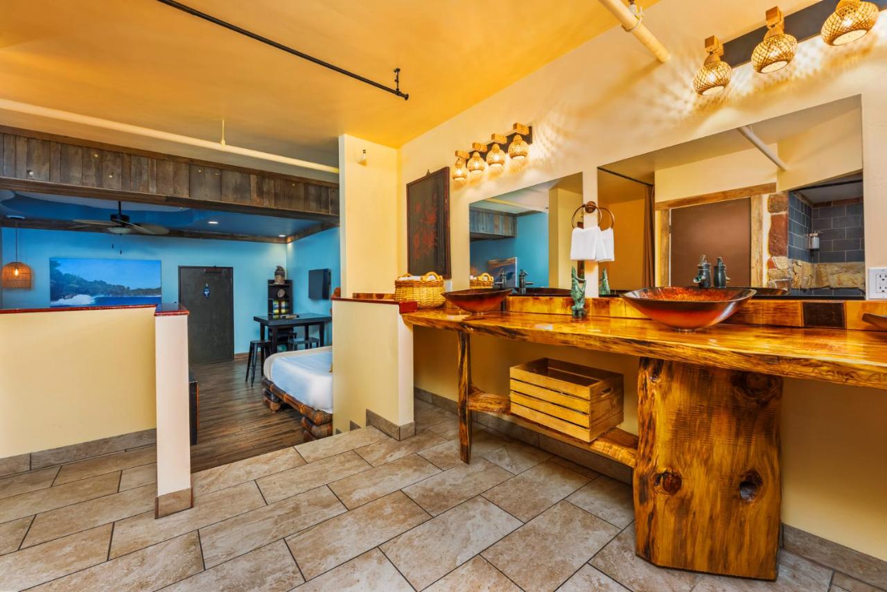 | Nomads Hotel