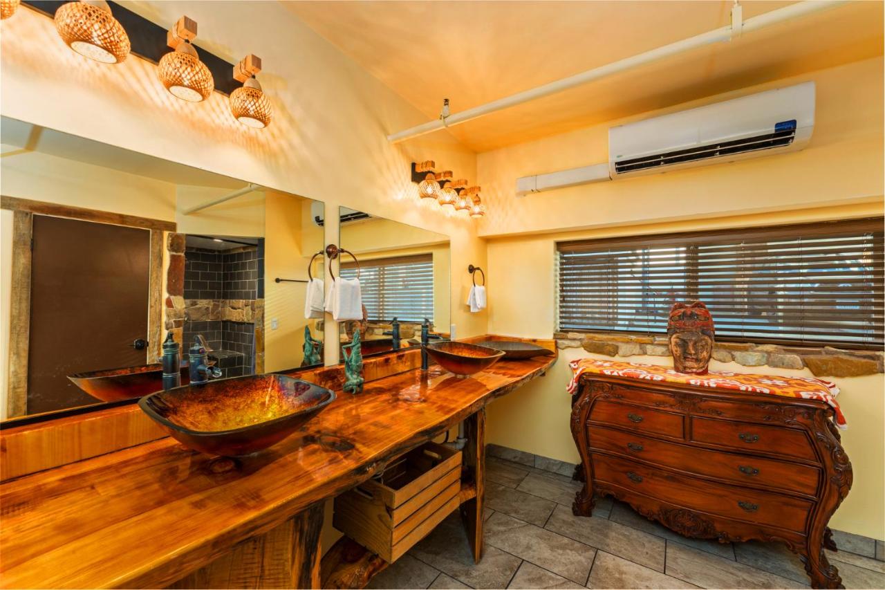 | Nomads Hotel