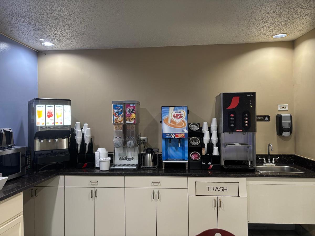 | Super 8 by Wyndham Mundelein/Libertyville Area