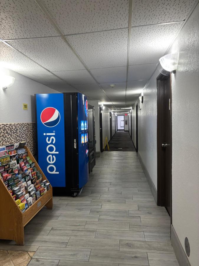 | Super 8 by Wyndham Mundelein/Libertyville Area