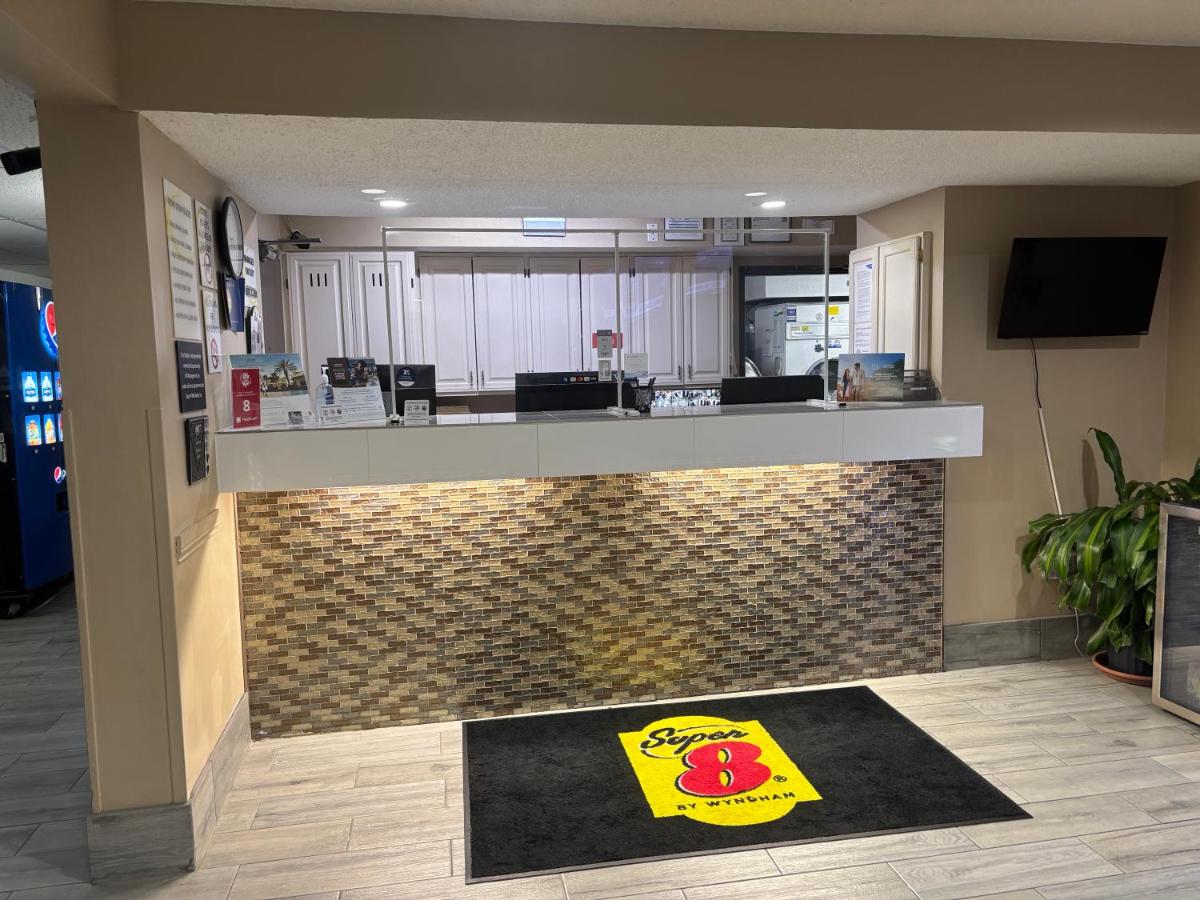| Super 8 by Wyndham Mundelein/Libertyville Area