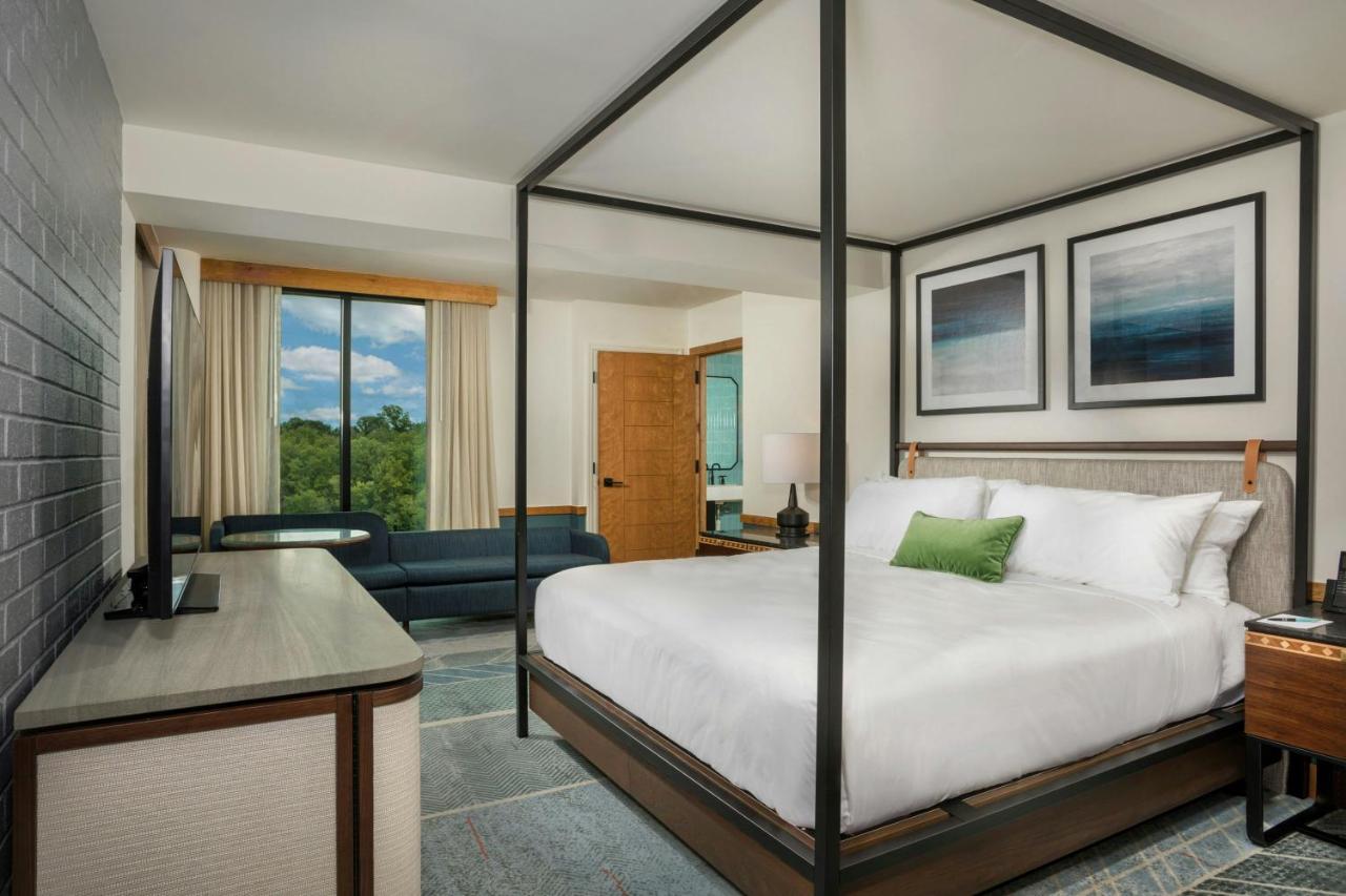 | Merriweather Lakehouse Hotel, Autograph Collection