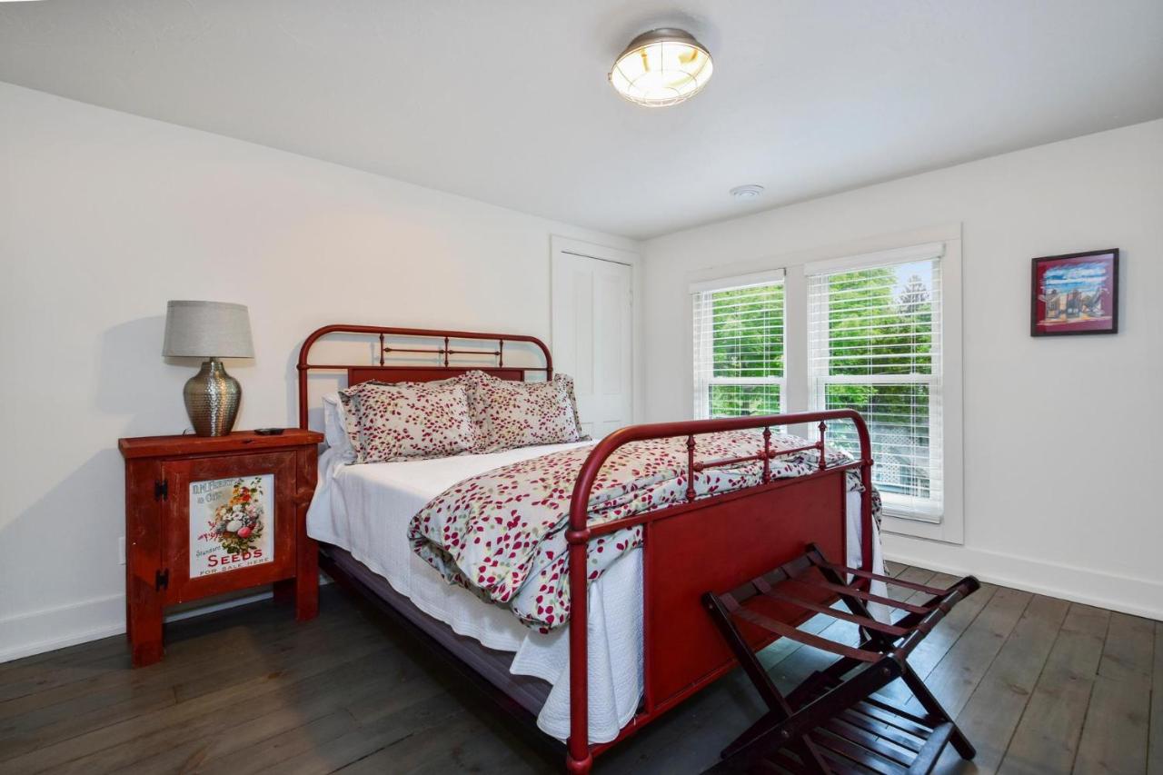 | Saugatuck Farmhouse