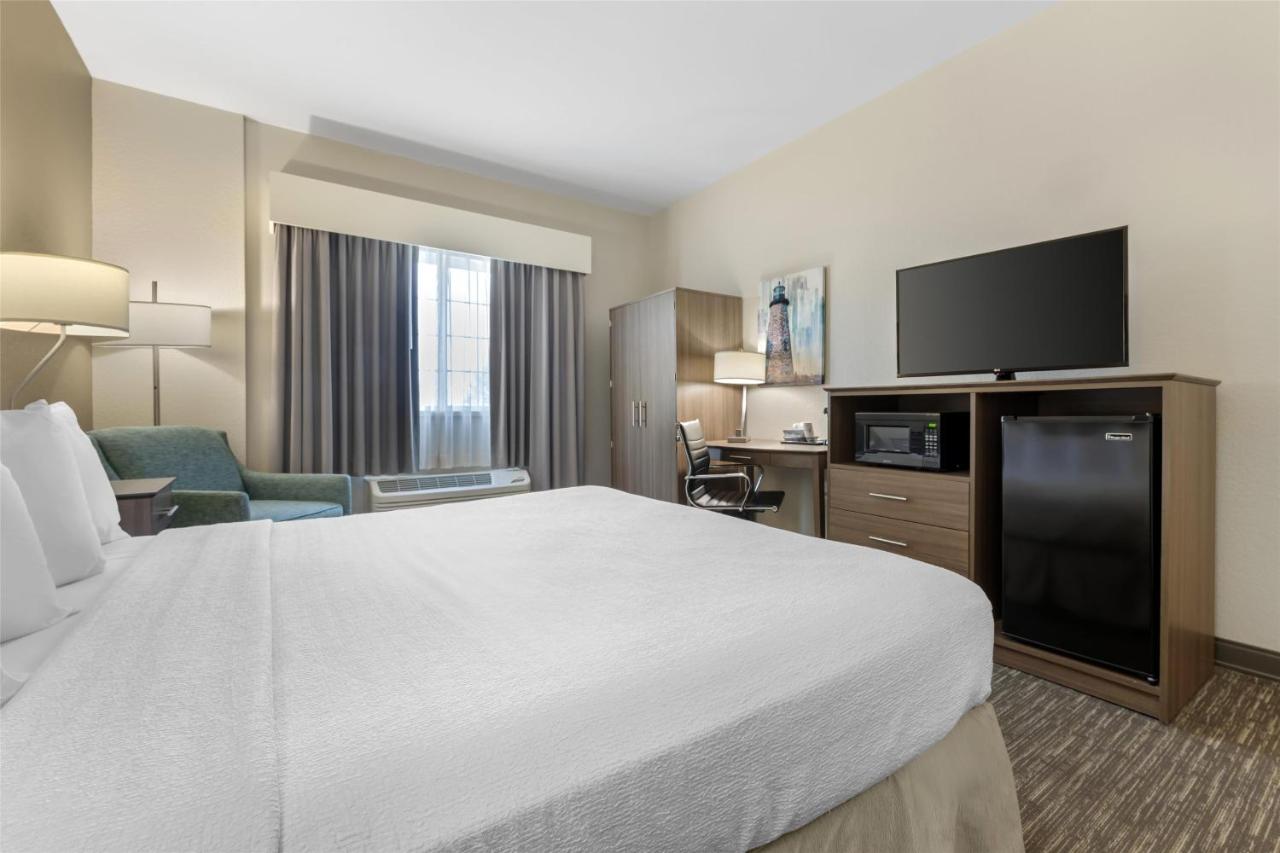 King Room with Mobility Accessible Tub at Best Western Brockport Inn & Suites