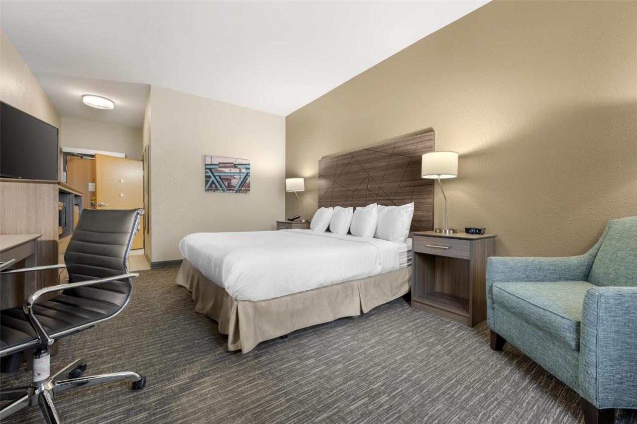 King Room with Mobility Accessible Tub at Best Western Brockport Inn & Suites