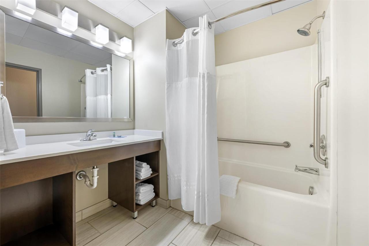 King Room with Mobility Accessible Tub at Best Western Brockport Inn & Suites