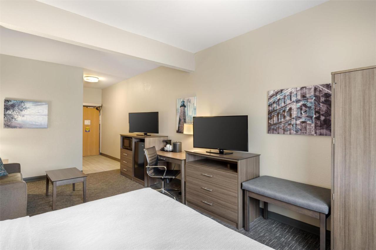 King Suite with Bath Tub - Mobility Accessible at Best Western Brockport Inn & Suites