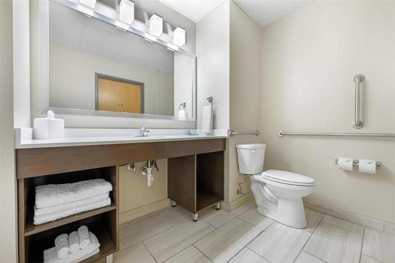 King Suite with Bath Tub - Mobility Accessible at Best Western Brockport Inn & Suites
