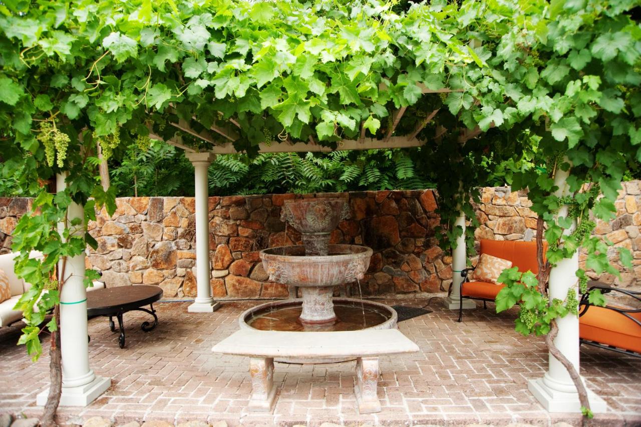 | Spanish Villa Inn