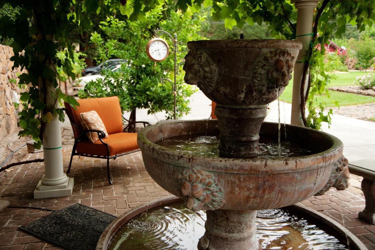 | Spanish Villa Inn