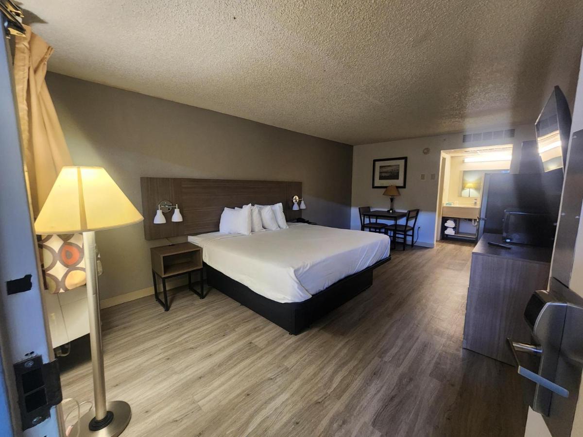 King Room at Extended Stay America Select Suites - Sterling