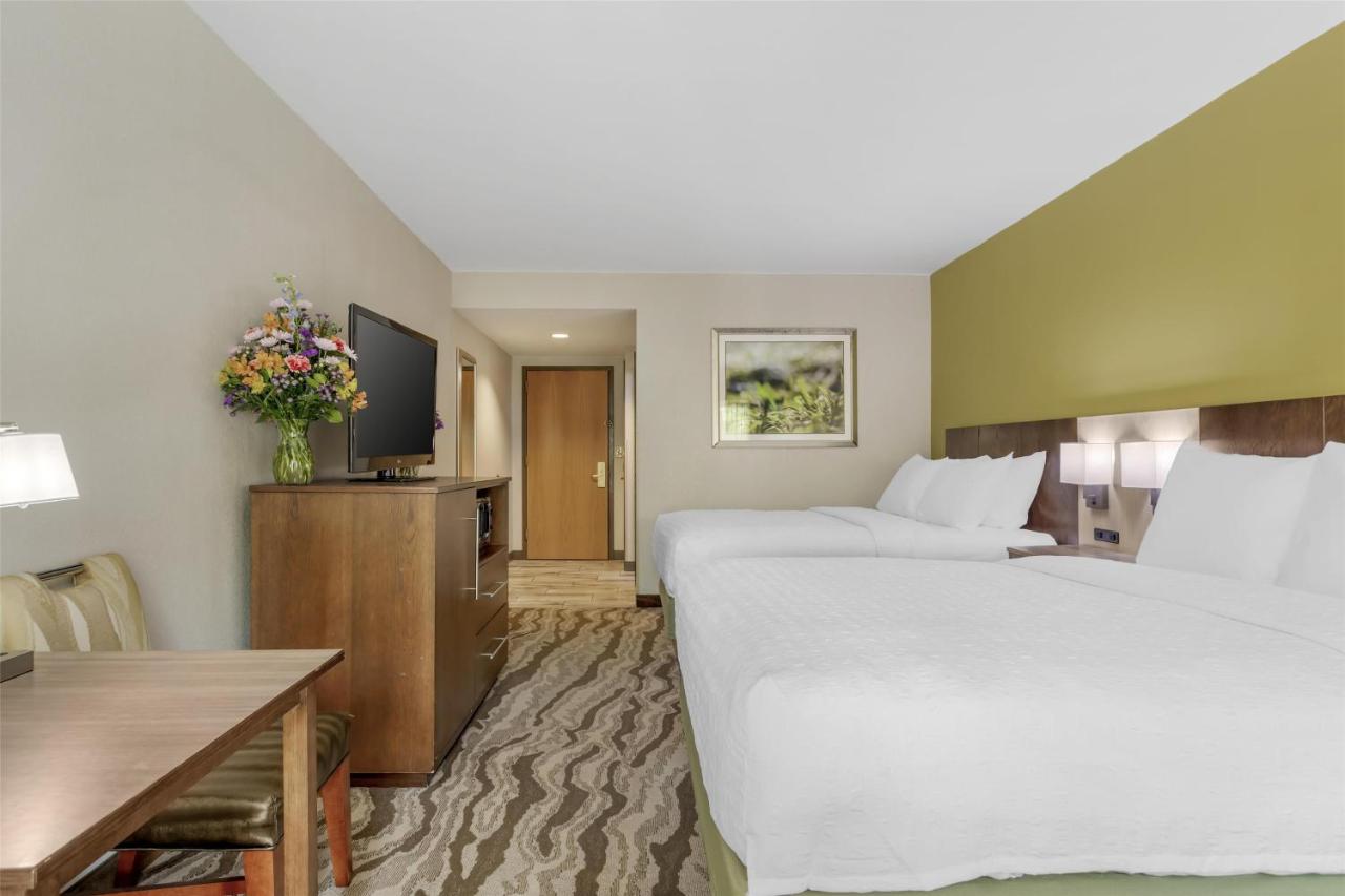 Queen Room with Balcony at Best Western Plus River Escape Inn & Suites
