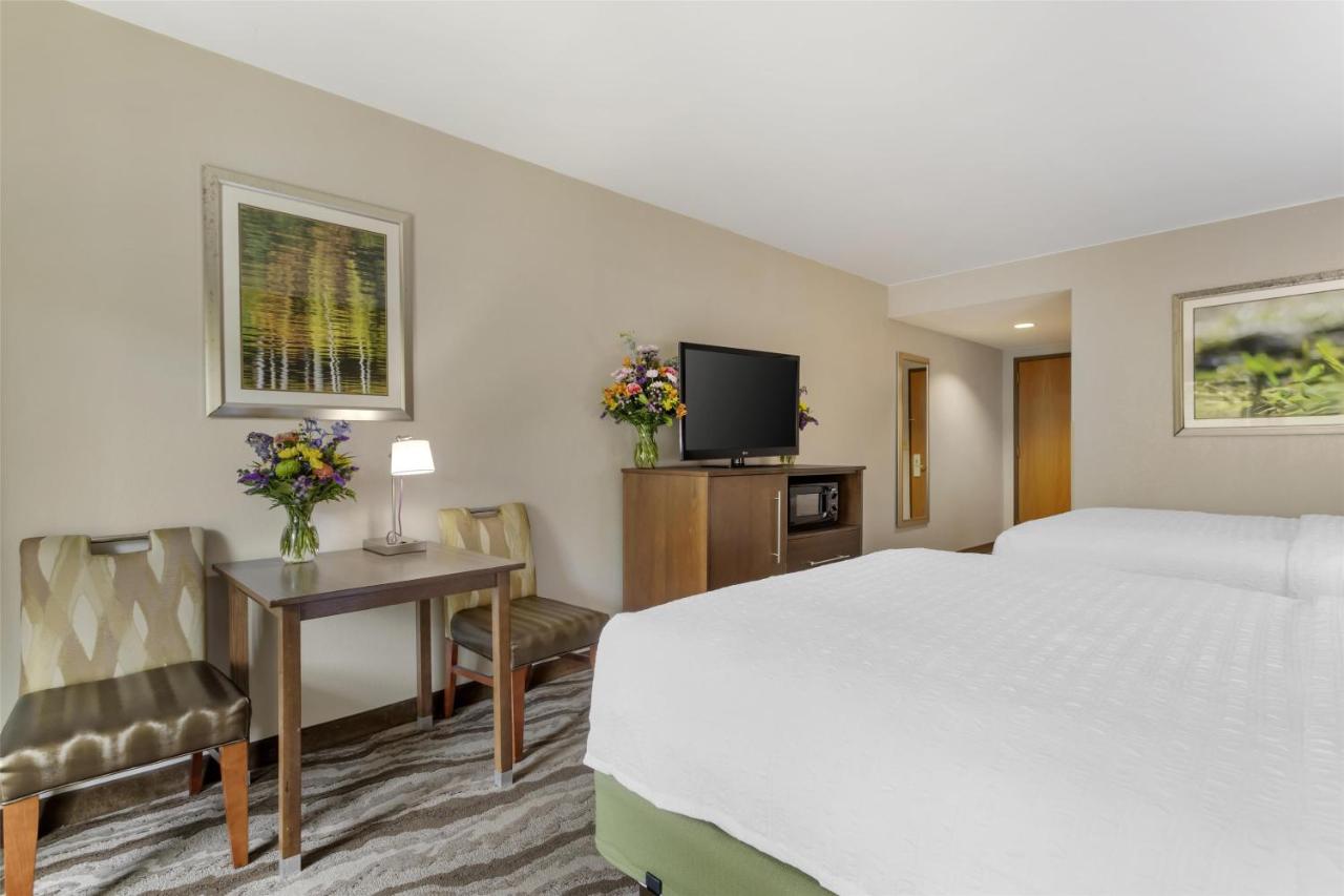 Queen Room with Balcony at Best Western Plus River Escape Inn & Suites
