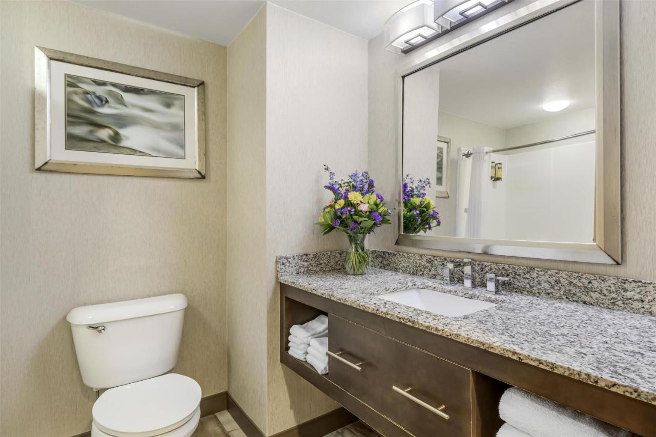 Queen Room with Balcony at Best Western Plus River Escape Inn & Suites