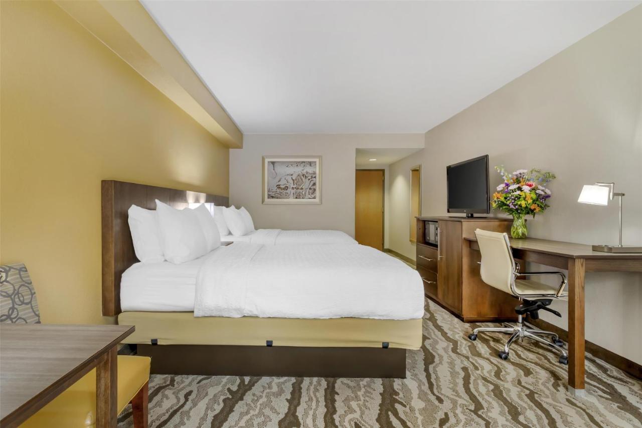 Queen Suite with Two Queen Beds with Roll-In Shower - Non-Smoking at Best Western Plus River Escape Inn & Suites